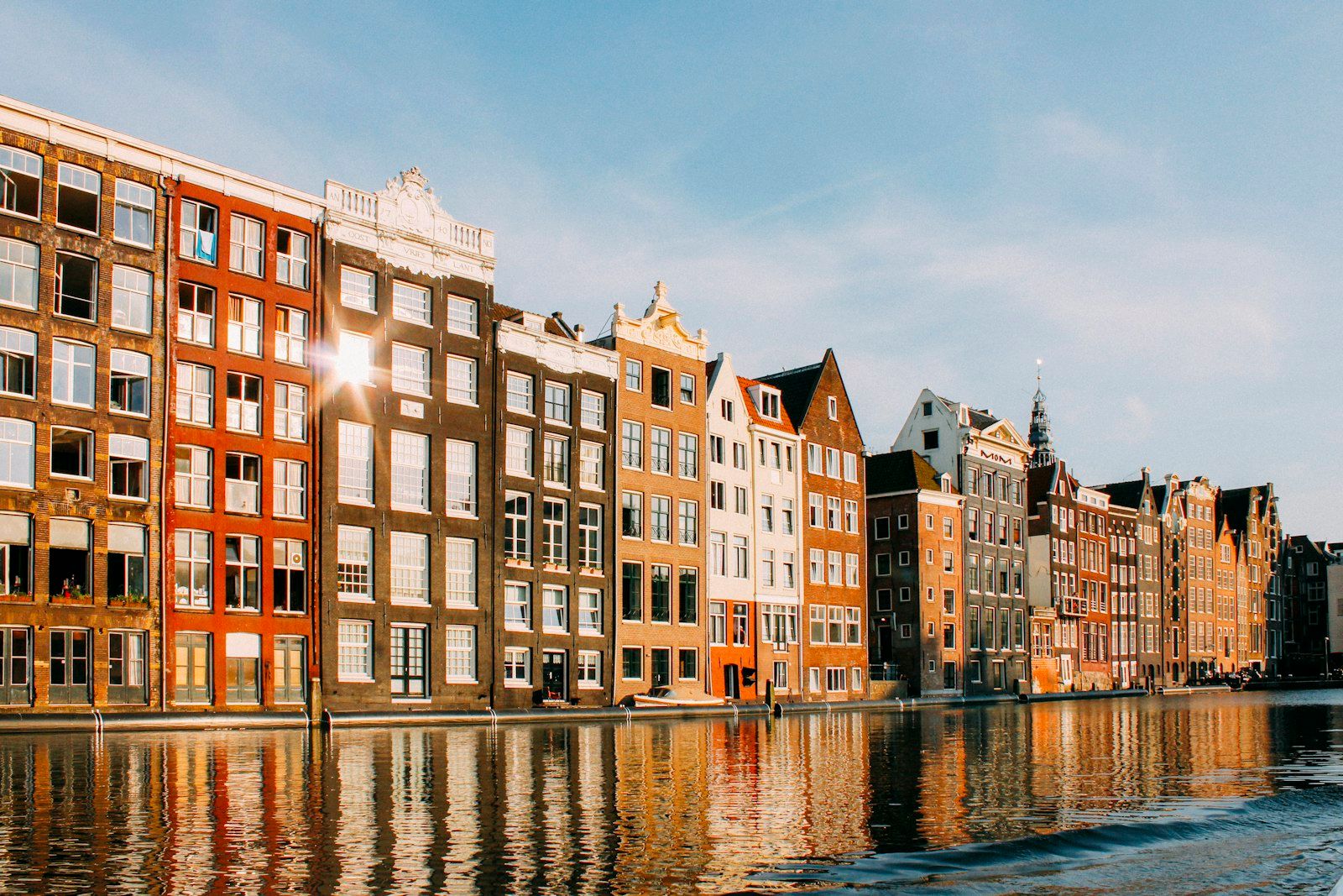Rij grachtenpanden aan het water in het centrum van Amsterdam.