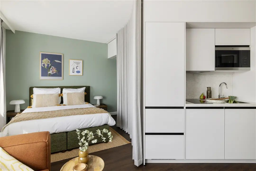 Hotelappartement met pantry en zithoek.