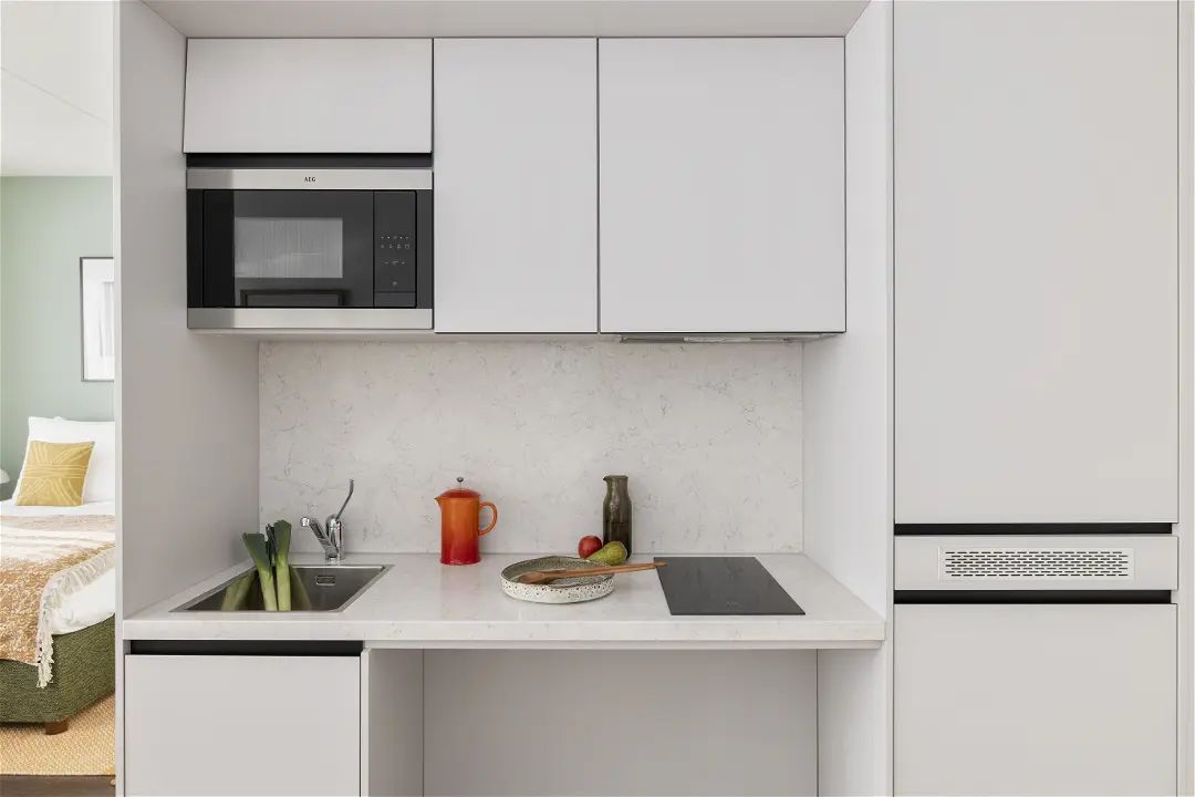 Compacte pantrykeuken in een hotelappartement in Den Haag.