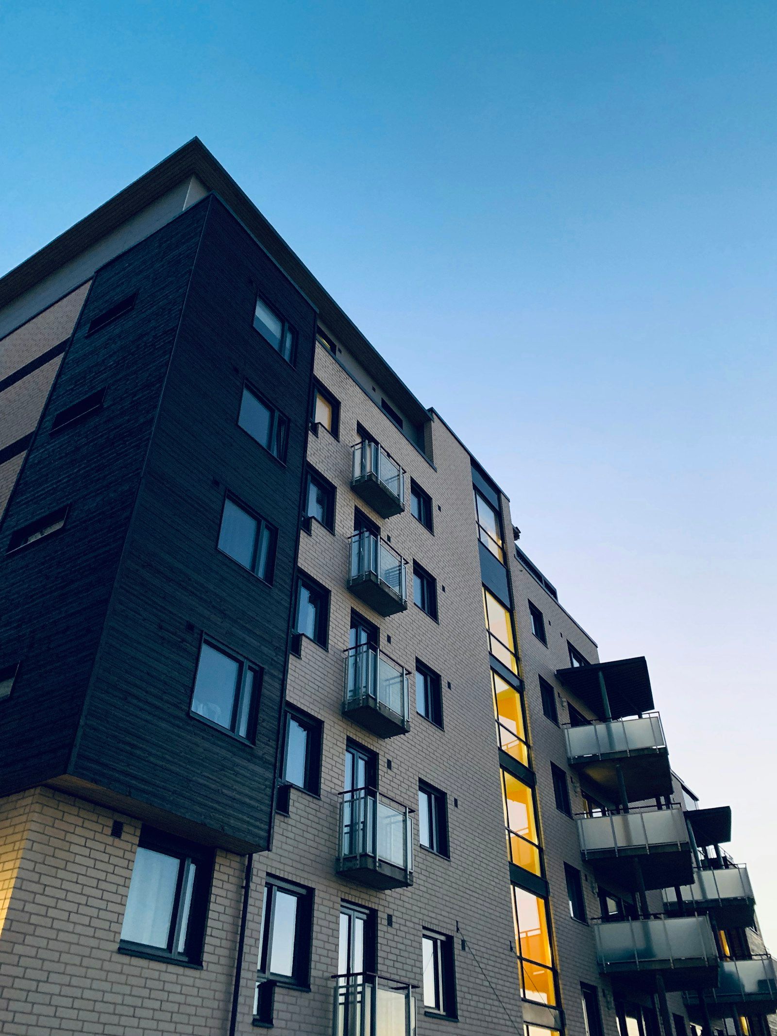 Modern appartementengebouw met balkons in de avondzon, met 96 huurappartementen in Eindhoven.