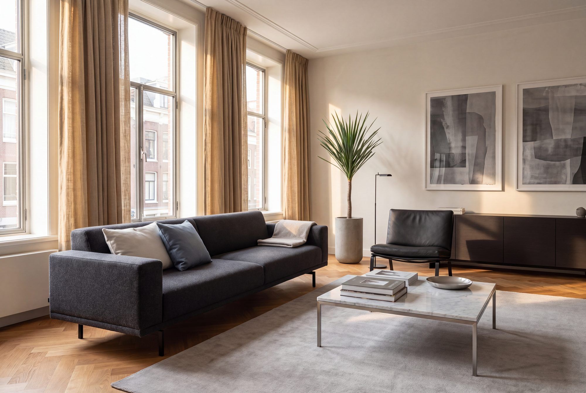 Gordijnen in dubbele plooi van een Design stof in light gold, met strijklicht over de stof.