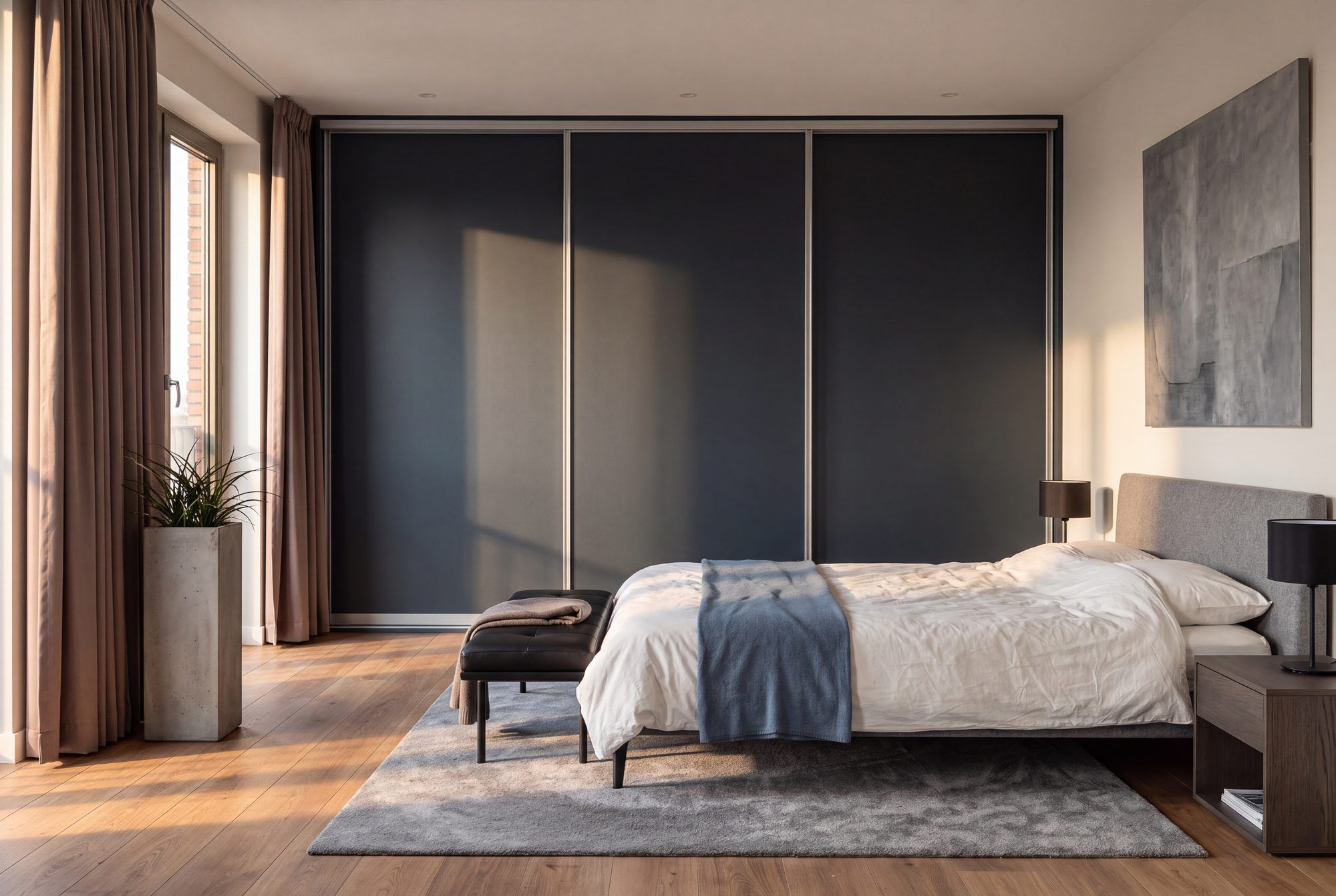 Kamerhoge schuifdeurkast in antraciet met een slank aluminium profiel, van wand tot wand.