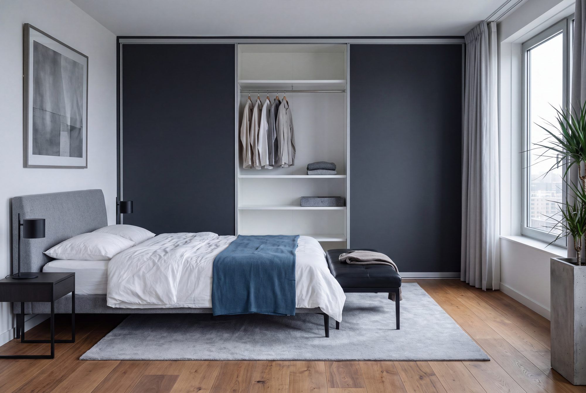 Dezelfde schuifdeurkast half open: witte melamine binnenkant met legplanken en een hangroede.
