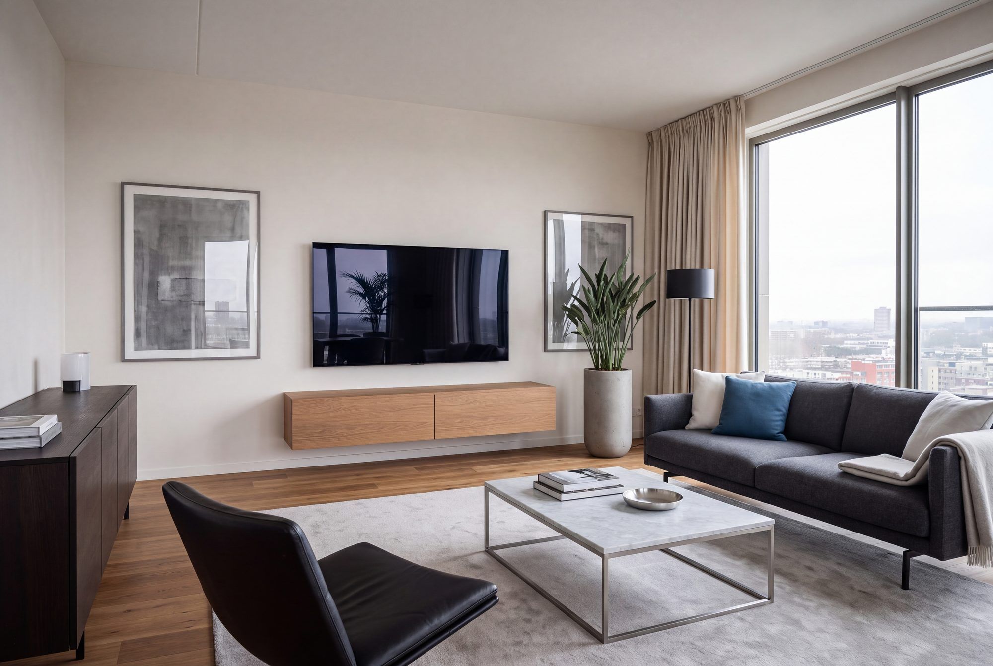 Zwevend tv-meubel in eiken houtlook, 1800 mm breed, tegen een lichte wand.