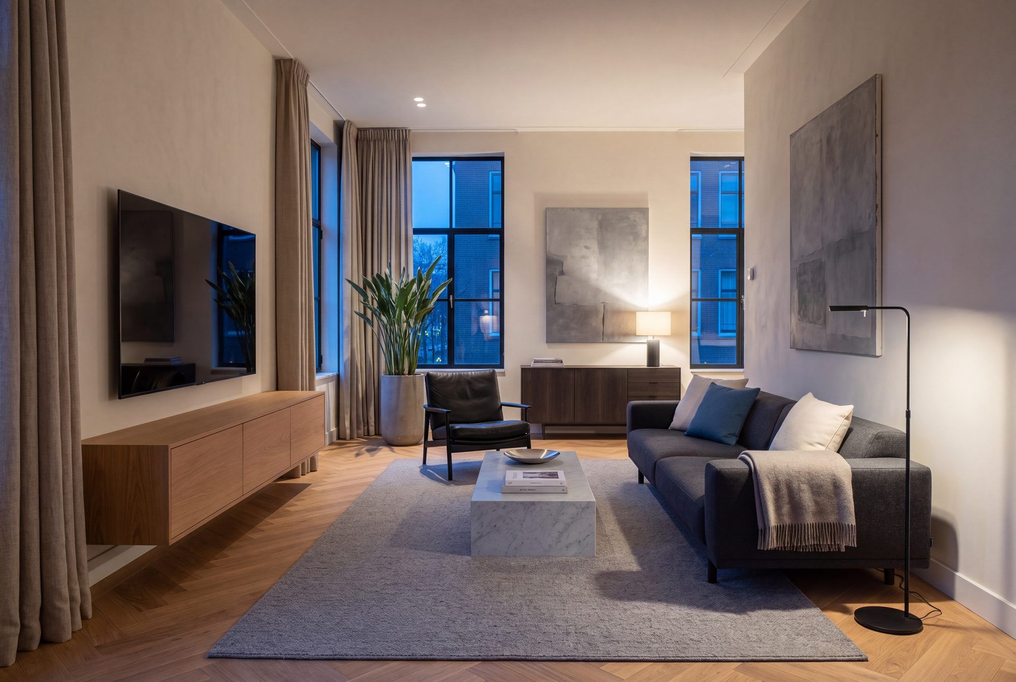Zwevend tv-meubel in eiken houtlook in een woonkamer, met de bank ervoor.