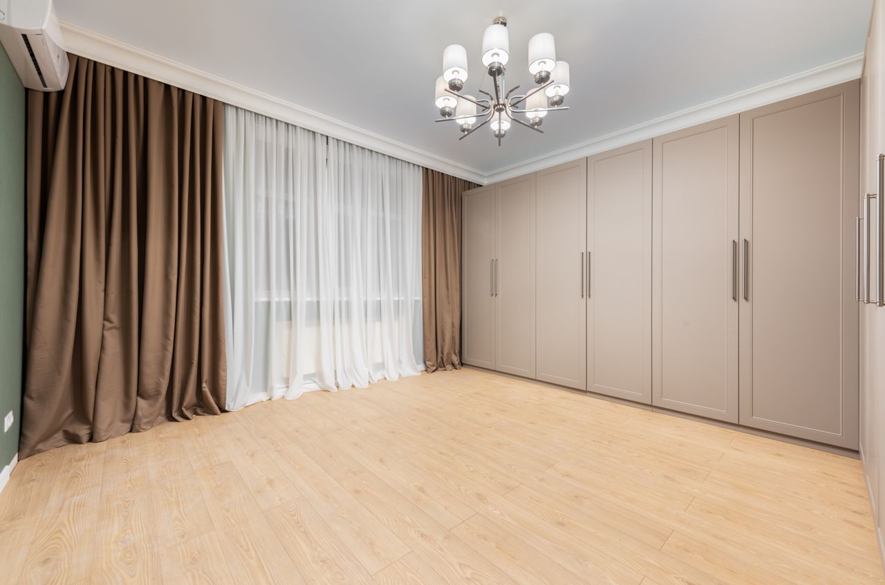 Sfeerbeeld: rechte kast met draaideuren in taupe (Comfort).