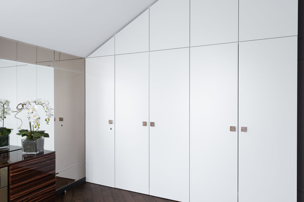 Sfeerbeeld: rechte kast met draaideuren in wit (Comfort).